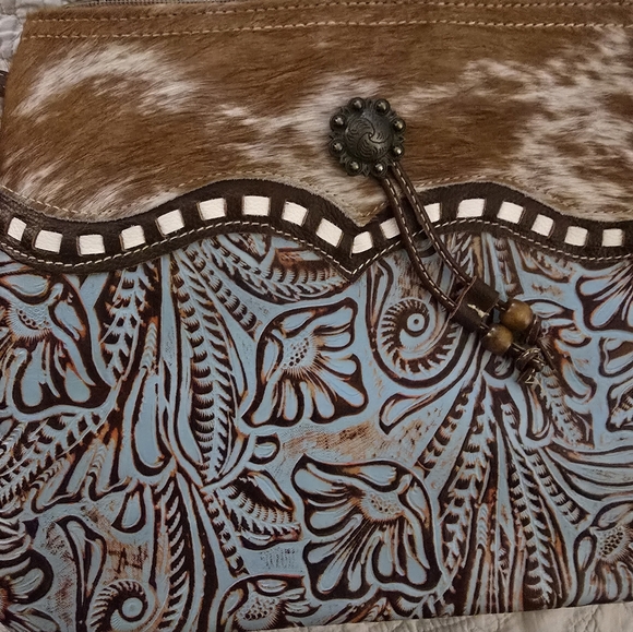 Myra Blue Isle Leather Crossbody Bag - Picture 8 of 12